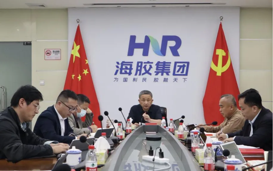 海南橡胶召开党委理论学习中心组（扩大）会议传达学习习近平总书记重要文章